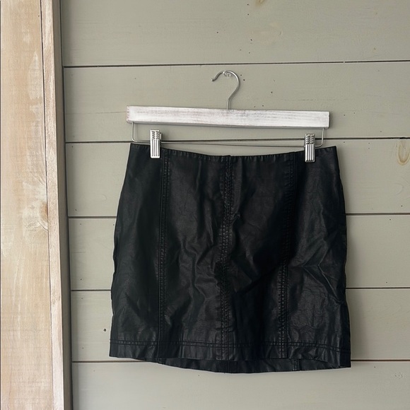 Free People Vegan Leather Mini Skirt - Size 8 - Picture 1 of 6